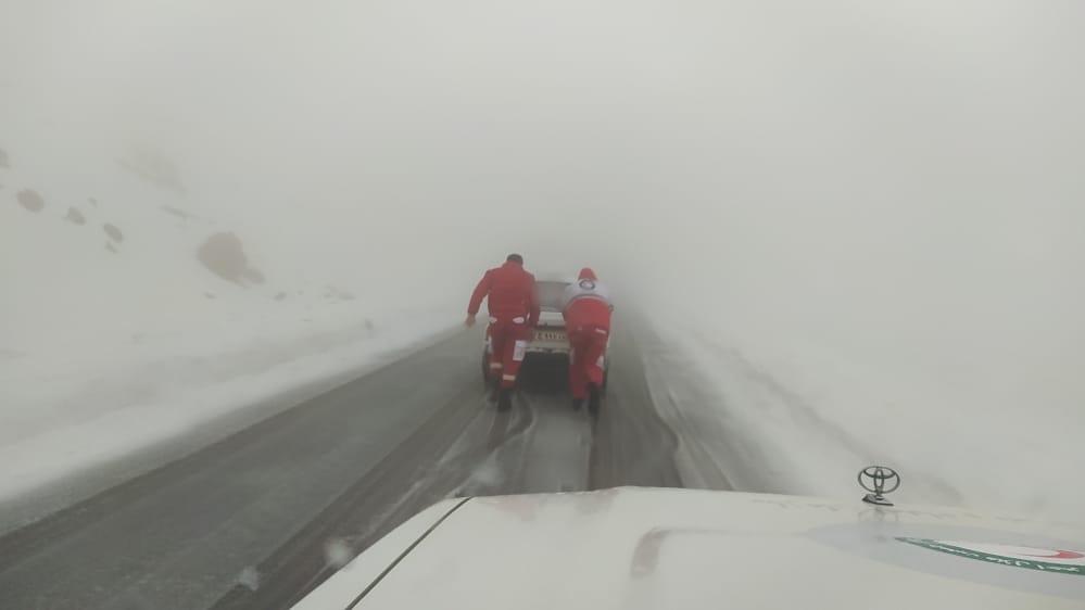 از امدادرسانی به ۱۶ خانوار عشایری در اندیمشک و گتوند تا رهاسازی ۵۰ خودرو گرفتار در کولاک